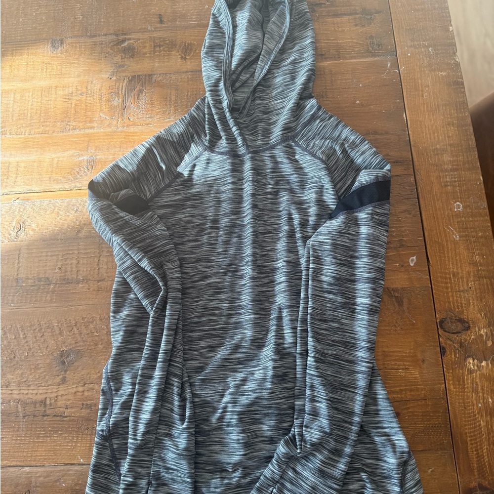 GAP Gray Patterned Activewear Top